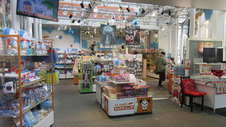 テレビ番組のグッズも売っています