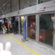 メインターミナルとサテライトを結ぶ乗り物があります。