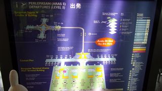 それほど複雑な構造はしていない分かりやすい空港。上級クラス用の入国出国検査が受けられるプライオリティレーンがあります。保安検査は出国時と搭乗口前の２回あるのでご注意を！