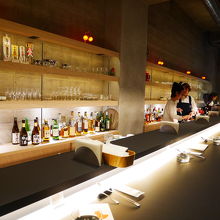 席はカウンターがメイン