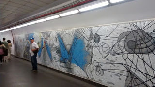 通路にスペインらしい素晴らしい壁画があり感動