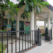 入口あたりは綺麗に掃き清められています