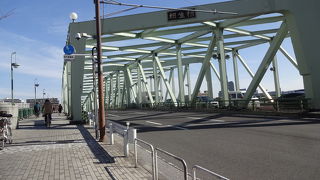 鶯色の優しい色彩ですが、頑丈そうな橋です。