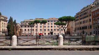 突然こういう遺跡が街中の散策中に、目前に出てくるので、驚きです