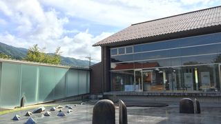 ガラス張りが特徴的