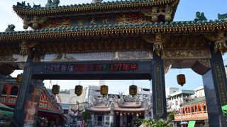 山門を潜ると屋台