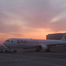 出発前,隣にJALのONE WORLD塗装B767機が来た♪