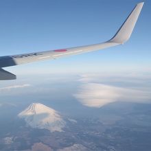 しばらくすると,雪化粧の富士山がクッキリと!!雲もイイ感じ。