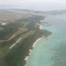 宮古島への着陸直前のサンゴ礁。曇り空でもこの青さ!!