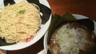 にぎやかな看板で一目瞭然です！