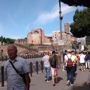 たくさんのすごい観光アトラクションのあるローマで、どこを最優先するかというとこの道周辺です。