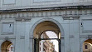 広場の中で特に気に入ったのは、ポポロ門でした。