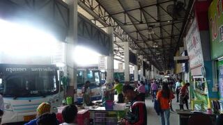 ピマ―イ行きバスと、地獄寺行きバス