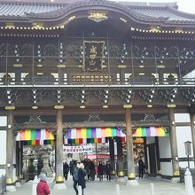 参拝者を迎える荘厳な構え。