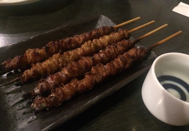 博多の皮の焼き鳥を人気店で