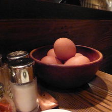 テーブルにはちーたんたん用の生卵