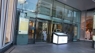 クールな外観のおしゃれなビル