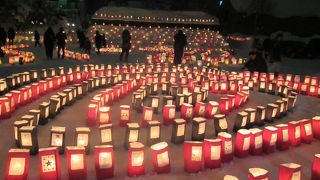 たくさんの人が訪れる