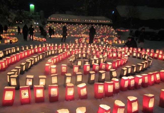 たくさんの人が訪れる