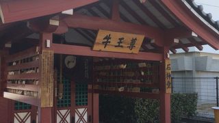 ポツンと建っている