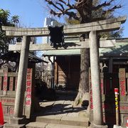 堀割のそばの小さな神社。