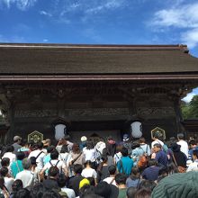 本殿に向かう賑わい