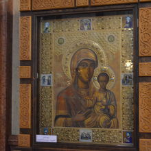 内部にある聖母子像