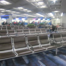 入国後より快適に過ごせるトランジットエリアのベンチの様子