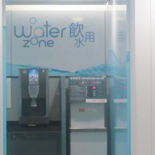 トランジットエリア内にもお湯のサーバーがあります