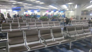 特に遅い到着の場合は、すぐに入国しないのも一案です