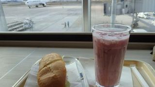 搭乗ゲートの隣にあります。