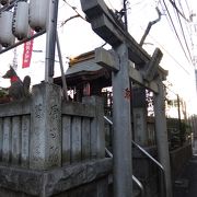 小さな鳥居に小さな祠