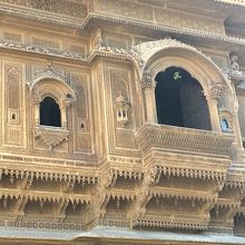 窓の彫刻が美しい