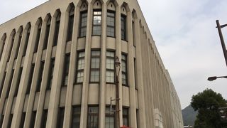 必ずしもレトロではないモダンな外観