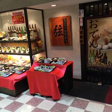 入口付近で料理見本がたくさん出品されています