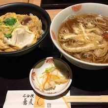 親子丼定食を食しました