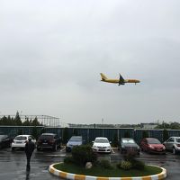 ホテルロビーでバス待ち時に飛行機