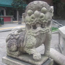 入口の狛犬（？）の様子