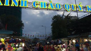 夜は賑やかです