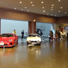 一階の広いロビー　　