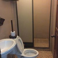 凄く無理な姿勢でトイレットペーパー取らないと行けない