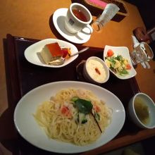 ランチメニューのひとつ。サラダ、ドリンク、デザート付