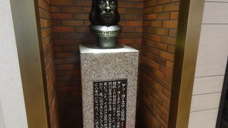 ひっそりと建つ銅像