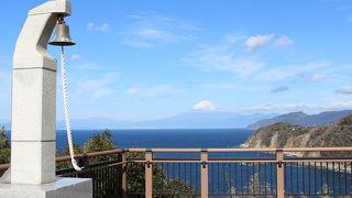 駐車場から先端まで坂道を歩きます。