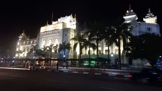 夜はライトアップされている