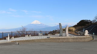 北に富士山、南に御浜岬が見えます。