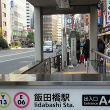 地下鉄出入口の目の前に建つ標柱