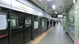 10番出口はエレベーターもエスカレーターもなく長い階段です