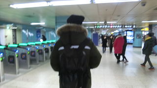 蚕室駅は綺麗な広い駅でロッテワールドにつながっていました。