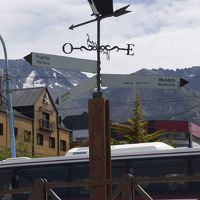 ホテル前のペンギンがついた道案内と